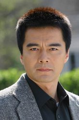 卢望天（许亚军饰演）