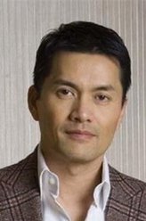霭翠（吕良伟饰演）