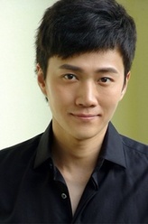 张晓舟（尹键饰演）