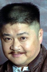顾耀寿（闾汉彪饰演）
