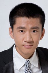 崔秉志（李嘉明饰演）