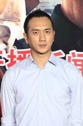许天磊（黄觉饰演）