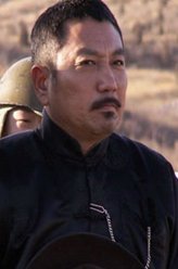 李万成（姚居德饰演）