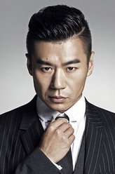 何正东（赵龙豪饰演）