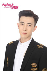 亚当（李川饰演）