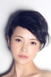 谭菲儿（彭婧饰演）