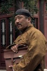 葛老抠（丁勇岱饰演）