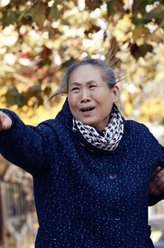 李母（苇青饰演）