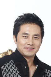 龙华（谭洋饰演）