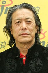何四方（马精武饰演）