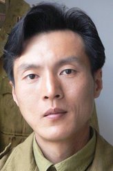 傅由理（王往饰演）