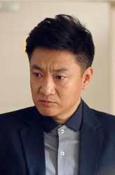 梅主任（褚栓忠饰演）