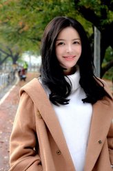 梅朵（班嘉佳饰演）