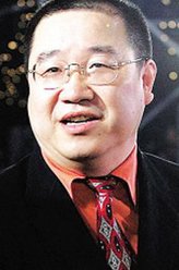 黄显维（英达饰演）