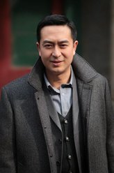 江建平（张嘉译饰演）