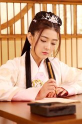 曲檀儿（梁洁饰演）