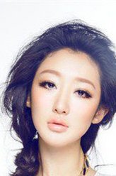 嫣然（李依馨饰演）