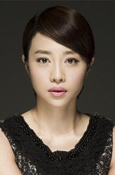 江亚菲(成年)（张龄心饰演）