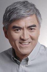 老崔（袁苑饰演）