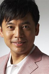 夏践石（何政军饰演）