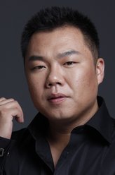 钱二宝（姜超饰演）