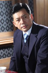 胡文荣（何政军饰演）
